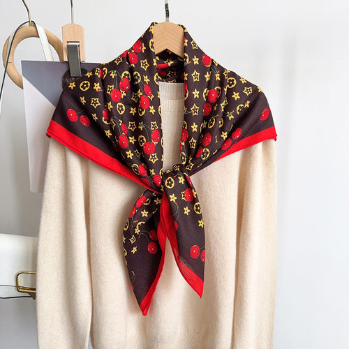 春秋季减龄百搭甜美樱桃印花丝巾高级感搭配大衣围脖气质披肩女清