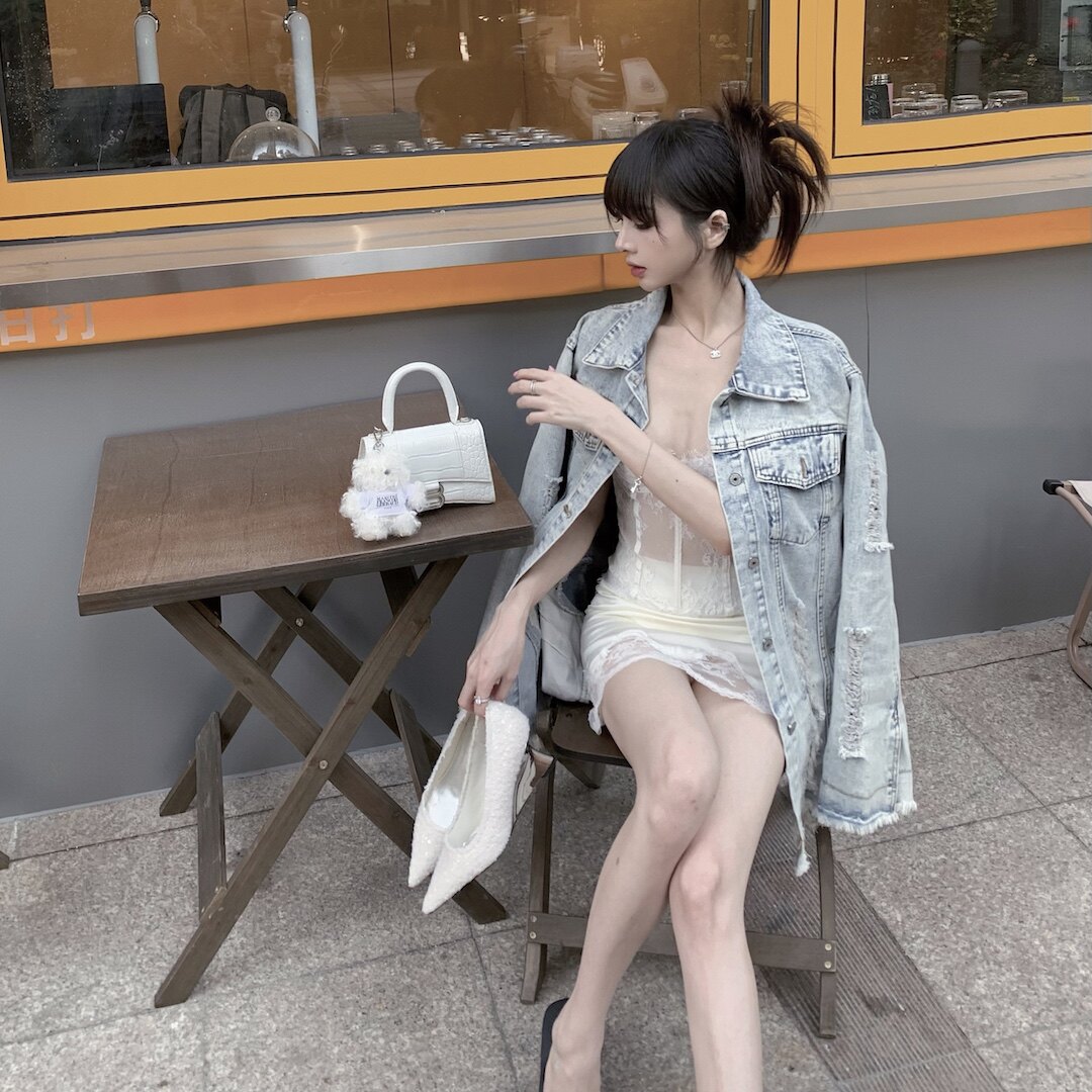 ROUGE DIAMOND女明星出街/时髦破洞水洗做旧宽松牛仔外套袖口开衩