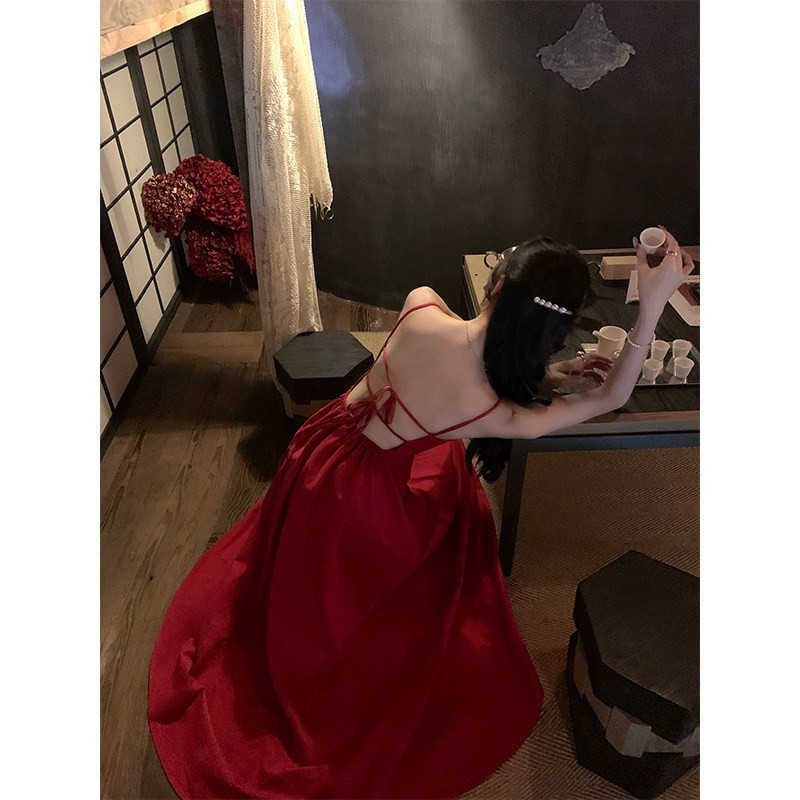 韩语琳 复古法式红色高级感度假风露背绑带女连衣裙新款2025
