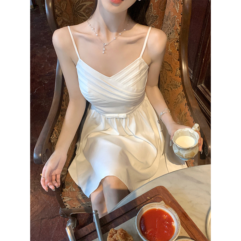 法式名媛风米白褶皱吊带连衣裙