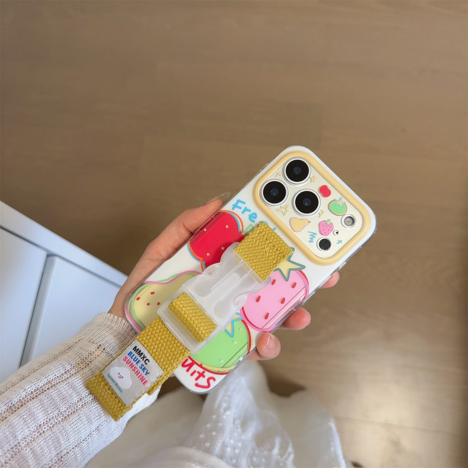 小众高级感小清新水果腕带适用苹果17 Pro Max 16 15 14 手机壳支架小众原创缝线草莓梨子全包精孔保护摄像头