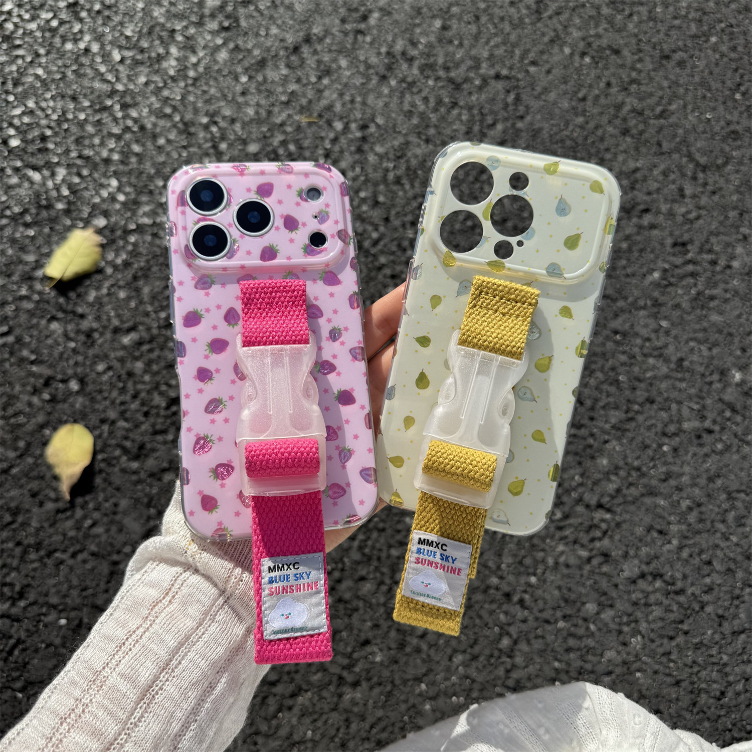 ins小众高级感草莓梨子腕带适用苹果17 Pro Max 16 15 14 手机壳小清新水果支架小众原创缝线