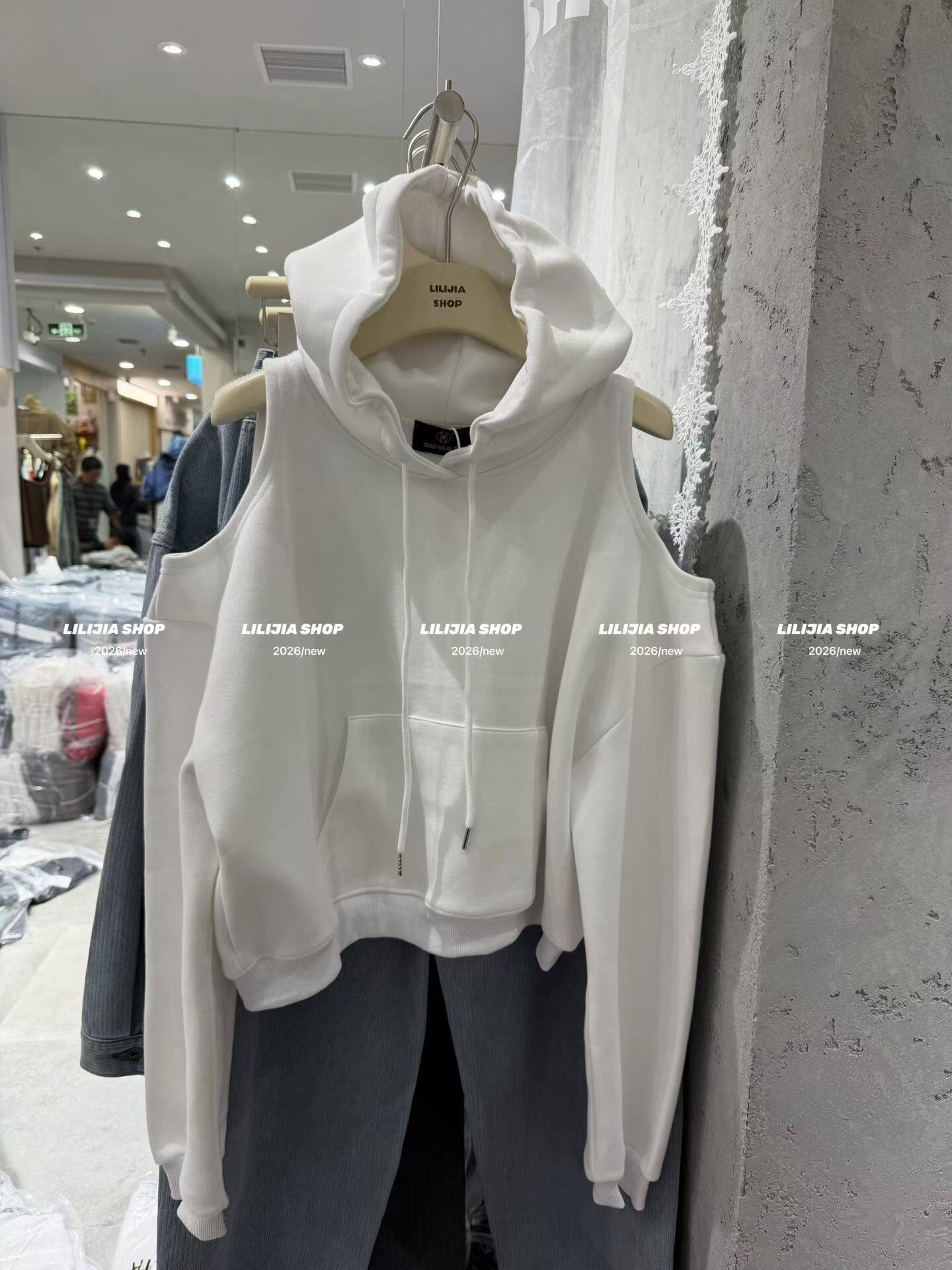 Miss家 2026春新款韩版宽松休闲百搭连帽漏肩卫衣女短款外套上衣