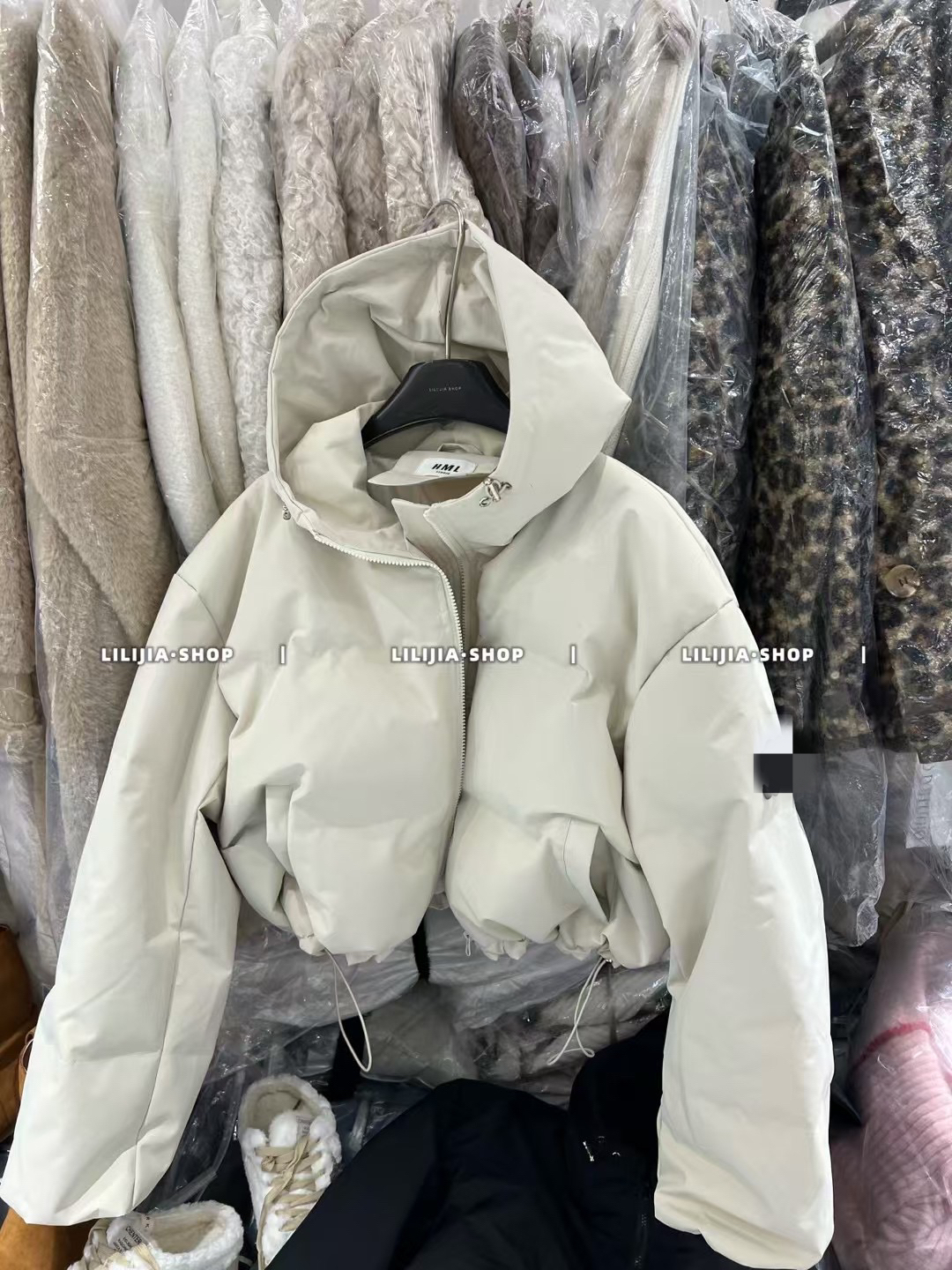 Miss家 2025冬季新款时尚百搭连帽短款羽绒服女加厚保暖面包服