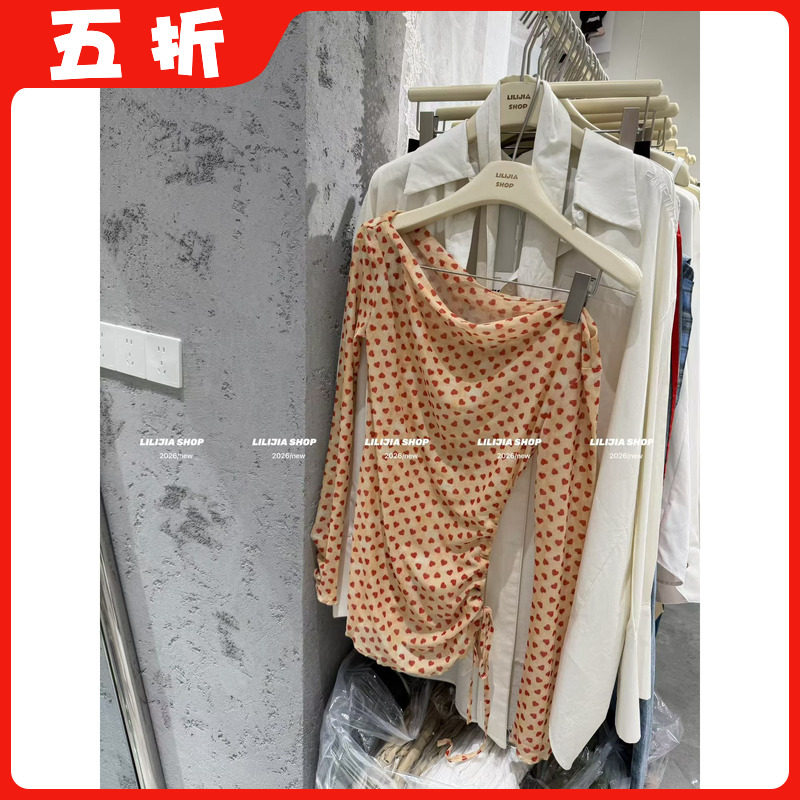 【五折】26新款韩版时尚百搭显瘦气质简约爱心印花漏肩长袖T恤女