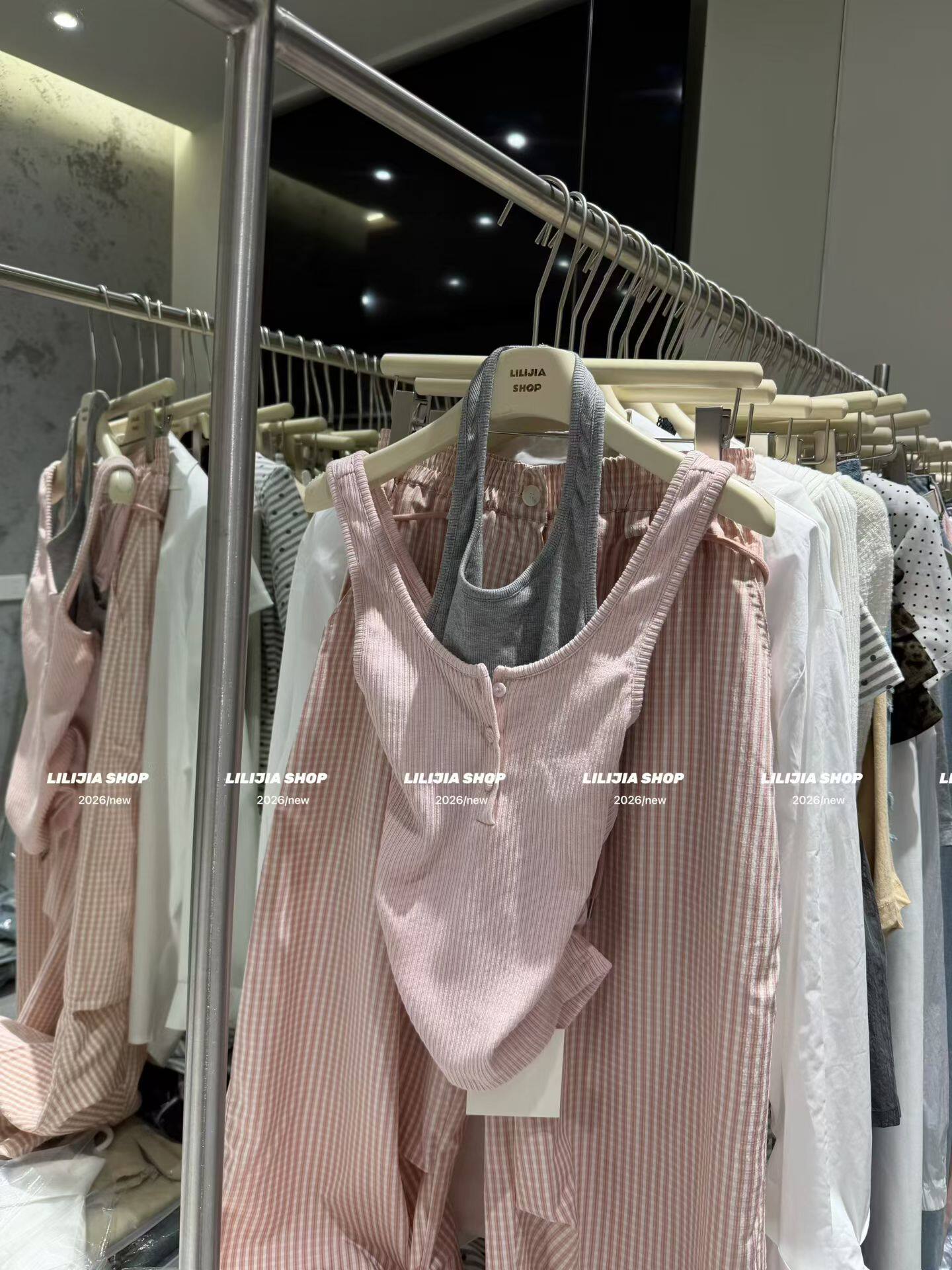 Miss家 2026夏韩版时尚百搭宽松显瘦设计感假两件撞色背心吊带女