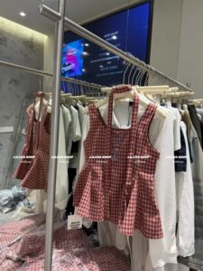 Miss家 2026春夏新款韩版百搭宽松显瘦格子飘带背心衬衫娃娃上衣