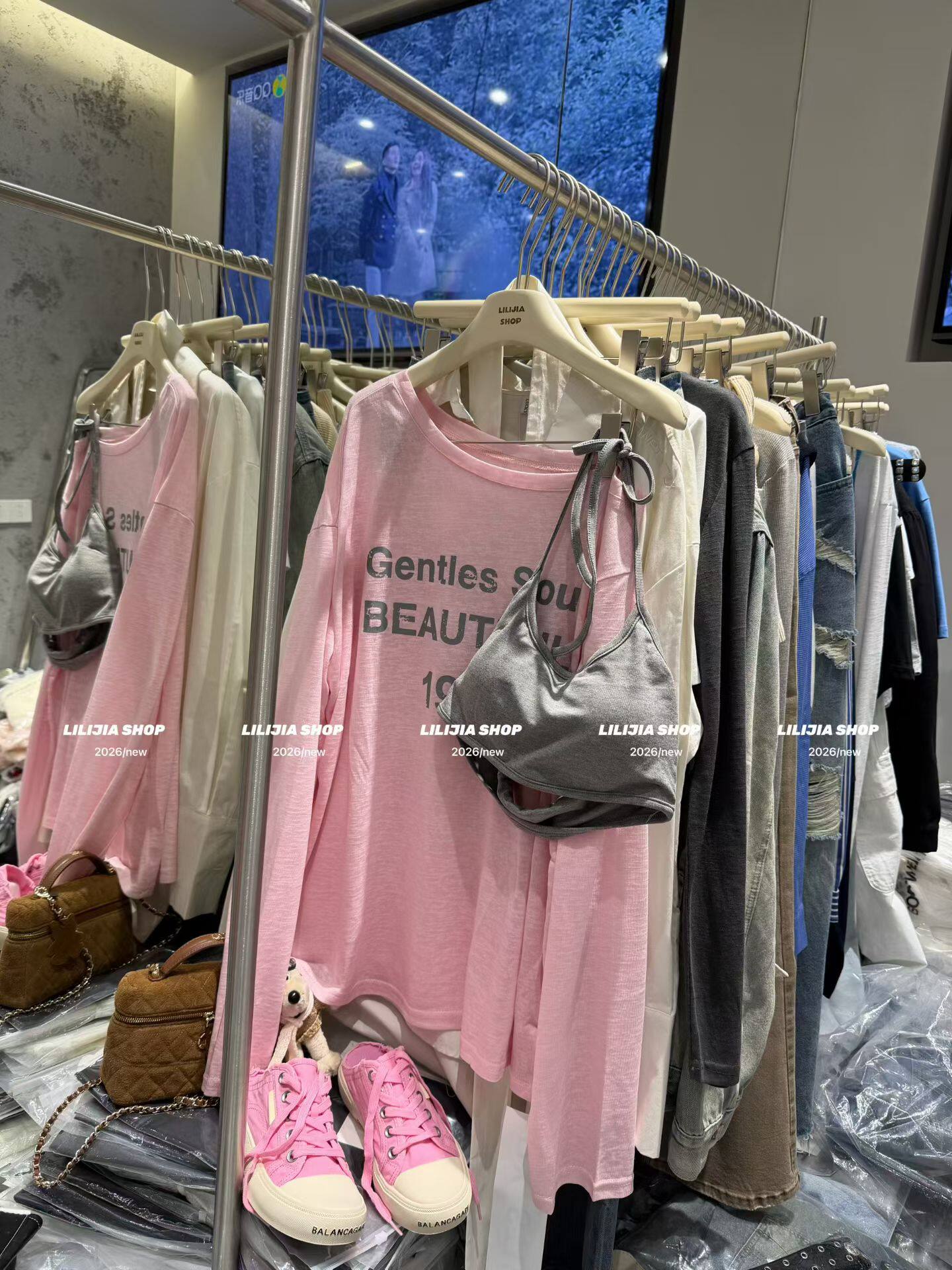 Miss家 2026新款韩版时尚百搭字母印花长袖T恤女挂脖吊带两件套