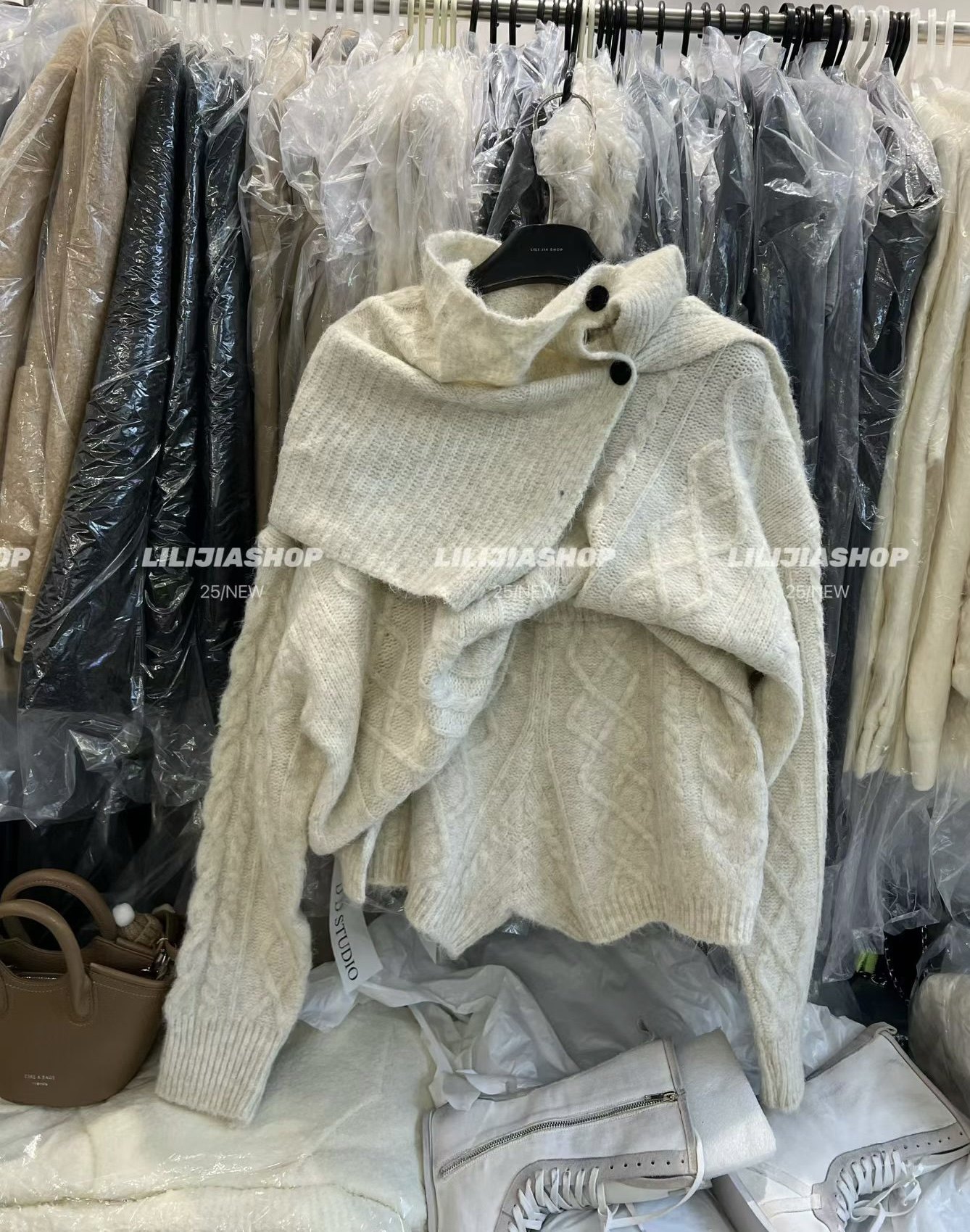 【五折】2025秋冬韩版时尚百搭宽松围脖针织毛衣+短裤三件套套装