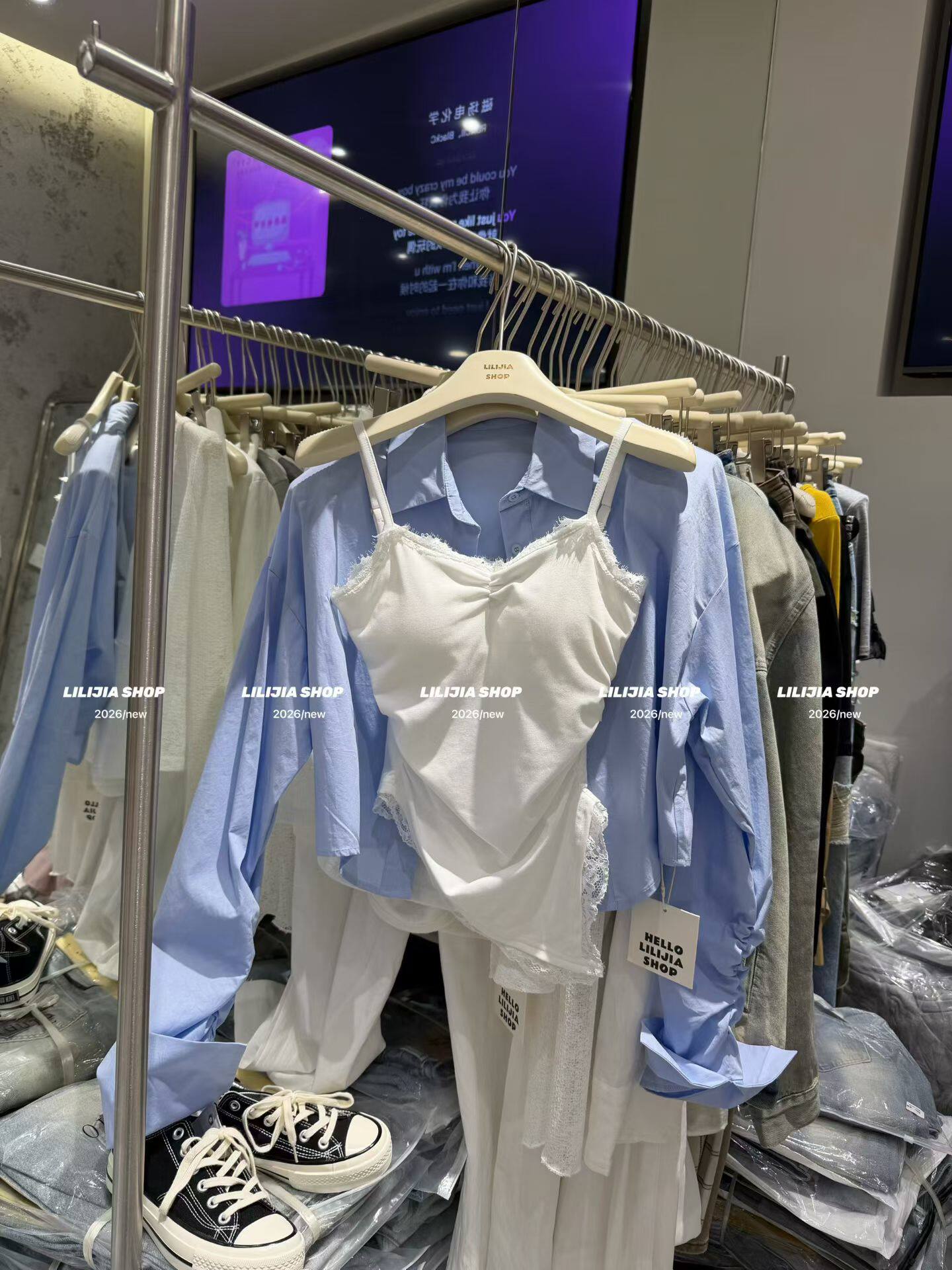 Miss家 2026春韩版时尚百搭显瘦气质蕾丝拼接不规则胸垫吊带背心