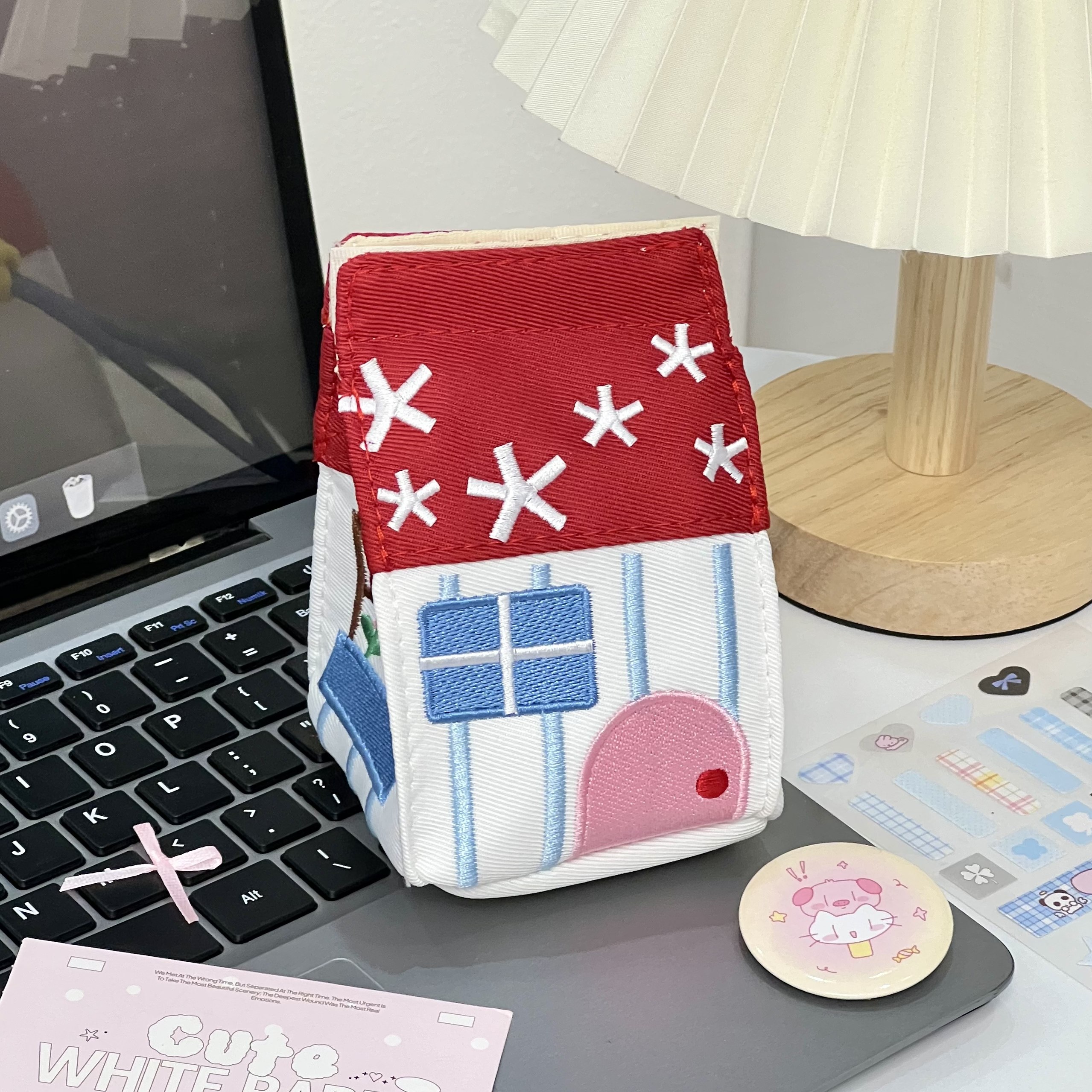 2026新款刺绣小房子创意高颜值包包挂件多功能便携零钱包耳机包,模玩/动漫/周边/娃圈三坑/桌游,动漫背包/钱包/箱包,淘宝优惠券,粉丝福利购,淘宝优惠卷