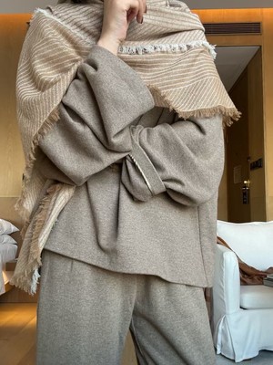 日常米黄色羊绒围巾