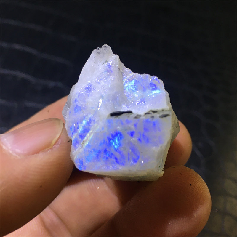 天然斯里兰卡蓝月光原矿石吊坠雕刻标本小摆件发光蓝宝色非拉长石