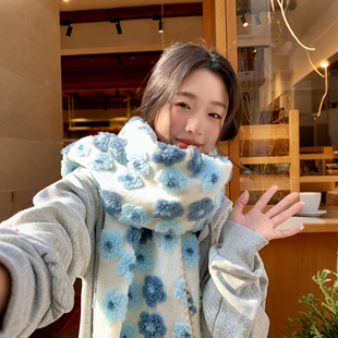 奶蓝渐变立体花朵围巾软糯羊羔毛感温柔系围脖秋冬氛围感保暖配饰