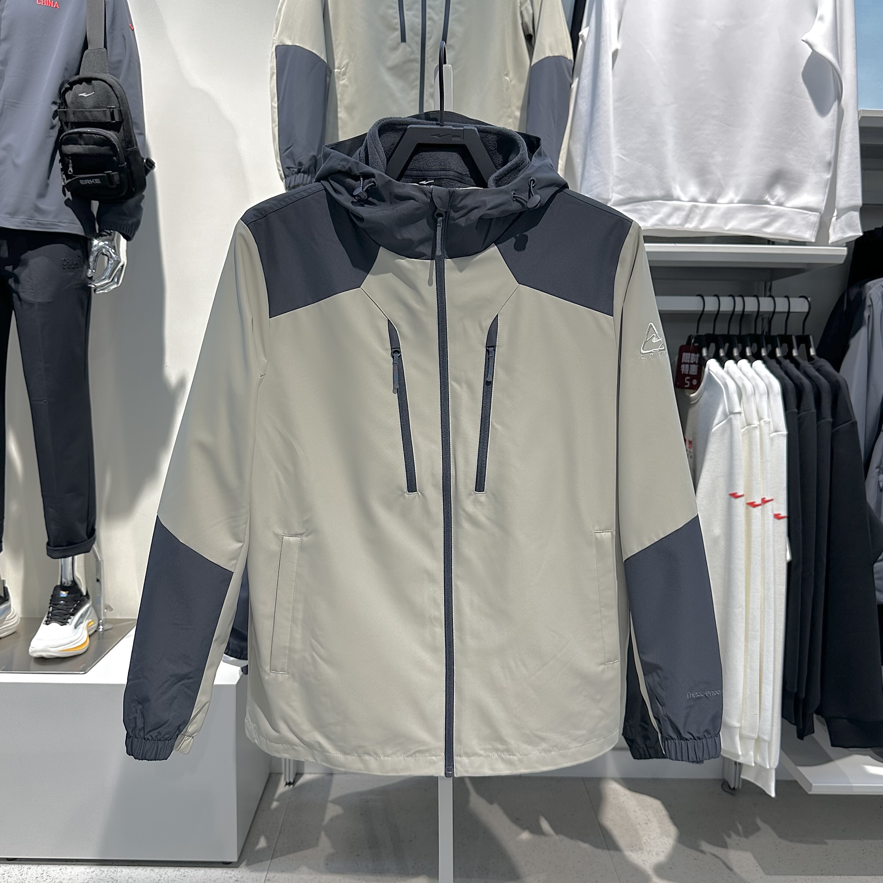 鸿星尔克2025冬季新款男三合一防雨冲锋衣梭织两件套11225406002