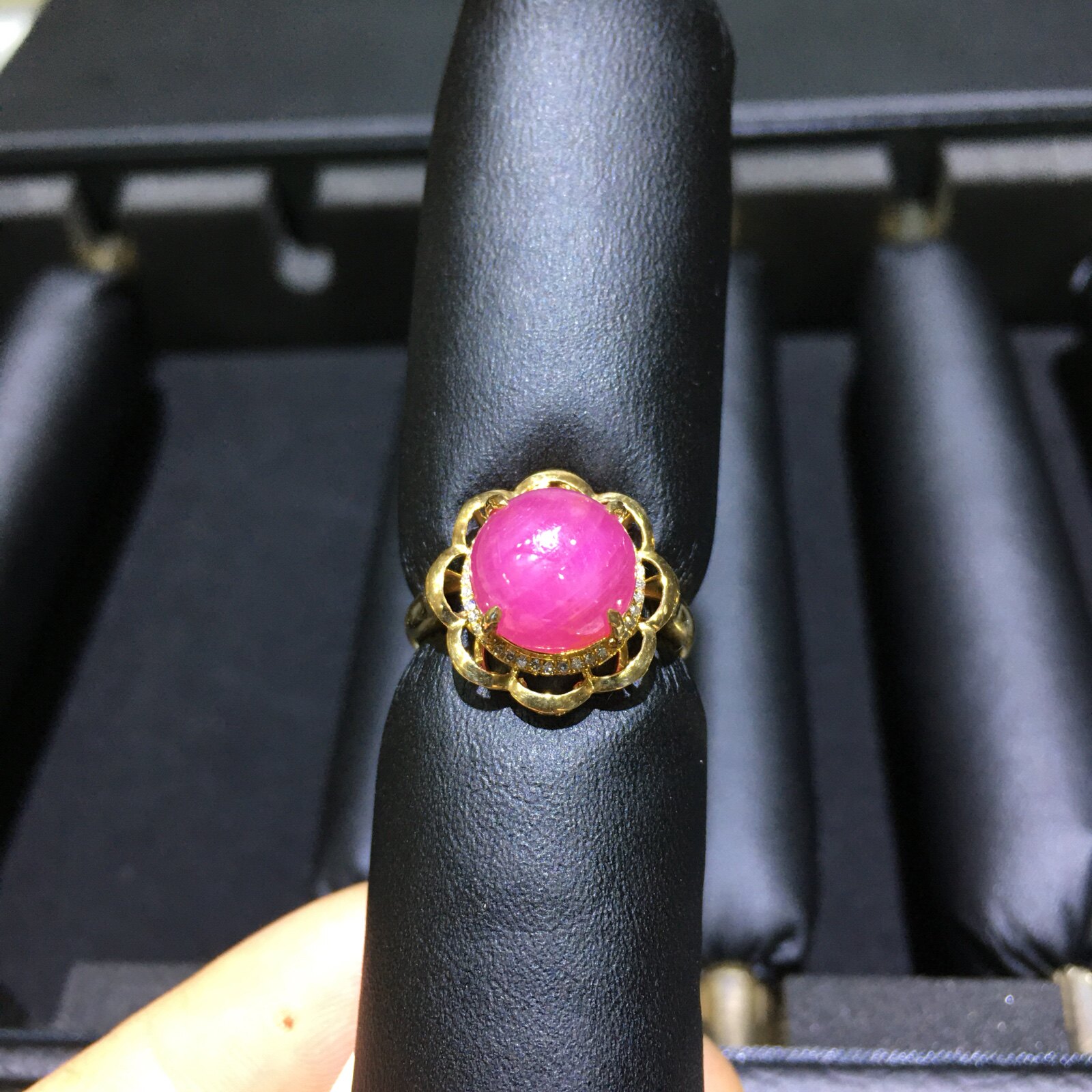 非洲矿区无烧红宝石圆形素面裸石镶嵌18k金戒指搭配专柜正品热销
