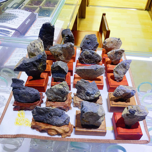 天然蓝宝石标本摆件原石玄武岩