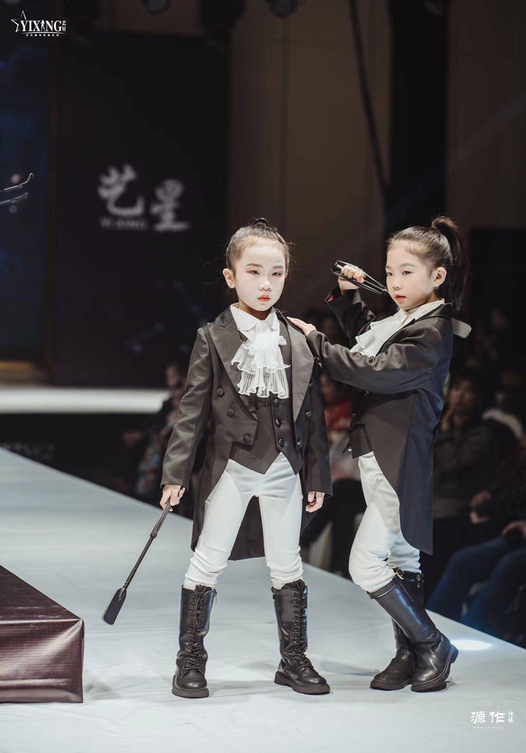 儿童新款个性男女童走秀团体服装表演演出模特马术服黑色西服
