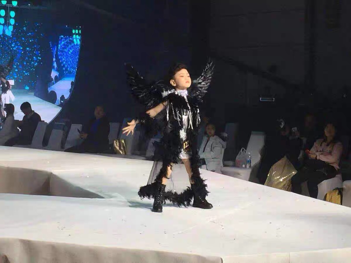 儿童黑色男羽毛服装时尚男生童装