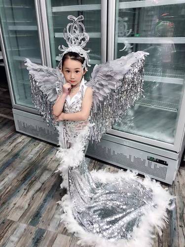儿童新款泳装夸张拖尾模特走秀