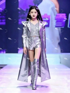 女童银色星光派对主题服模特走秀儿童车模未来科技潮服