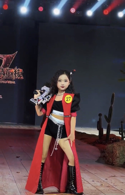 女童模特走秀红色港风儿童潮服礼服好猫步山河图天启走秀演出服
