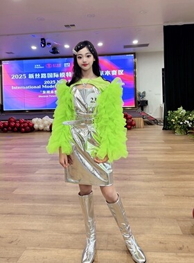 女童荧光绿色白色国潮VK主题赛服模特走秀PK服潮服演出礼服