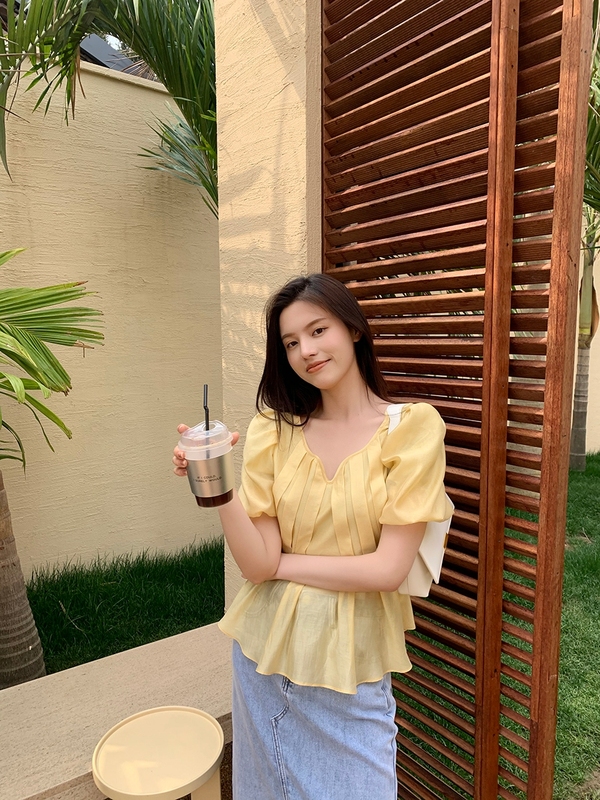 Liuliguang 60 piece Tencel Blended round neck bubble sleeve waist down to show slim blouse