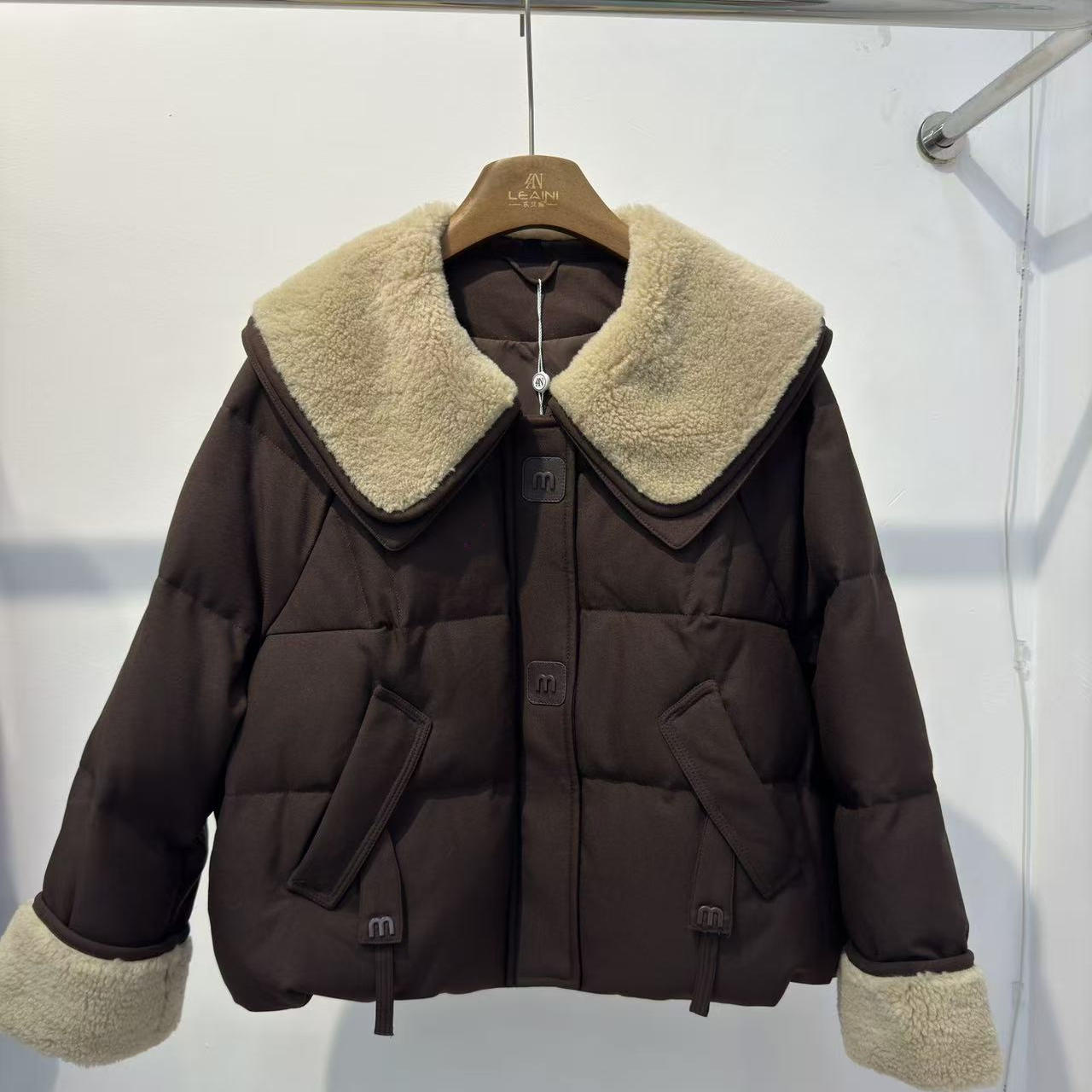专柜正品时尚羊羔毛翻领羽绒服女短款2025冬季新款爆款娃娃领外套