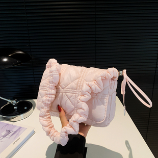 新款韩版褶皱云朵翻盖腋下包小方包羽绒包单肩斜挎包女百搭泡泡包