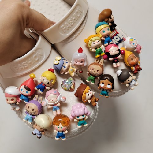 新款正版泡泡玛特抱抱系列萌粒洞洞鞋扣适配crocs洞洞鞋花diy公仔