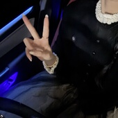 露露私服毛衣开衫 NOMORE STUDIO 甜美送胸针