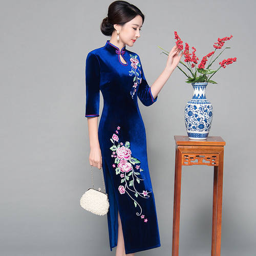 中老年妈妈走秀表演金丝绒旗袍