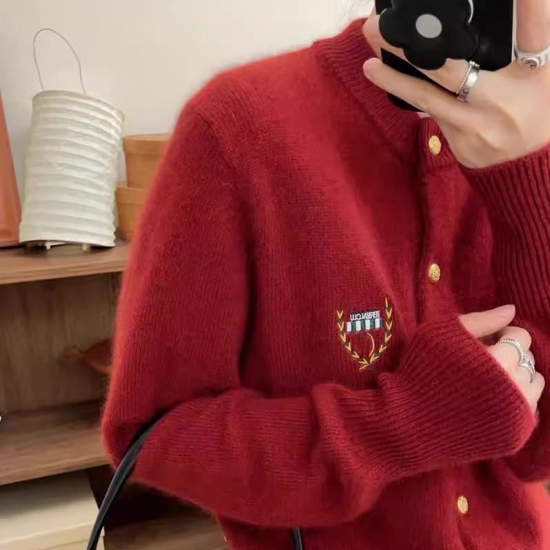红色圆领羊毛开衫女宽松短款英伦学院风徽章刺绣羊绒针织毛衣外套