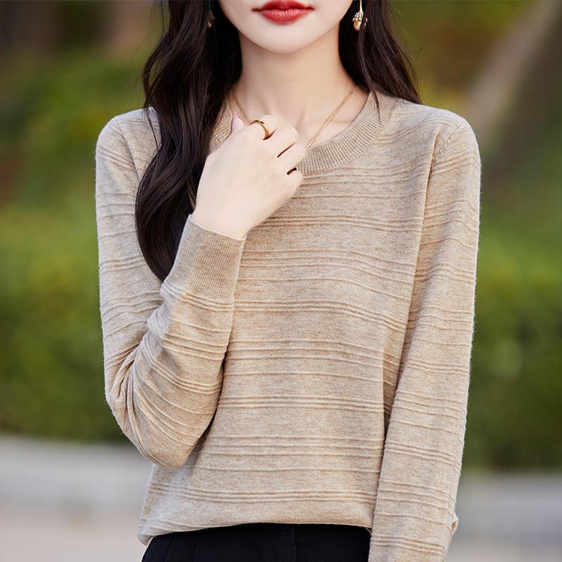 轻奢简约圆领针织衫女春秋冬宽松薄款显瘦软糯低领毛衣打底衫内搭