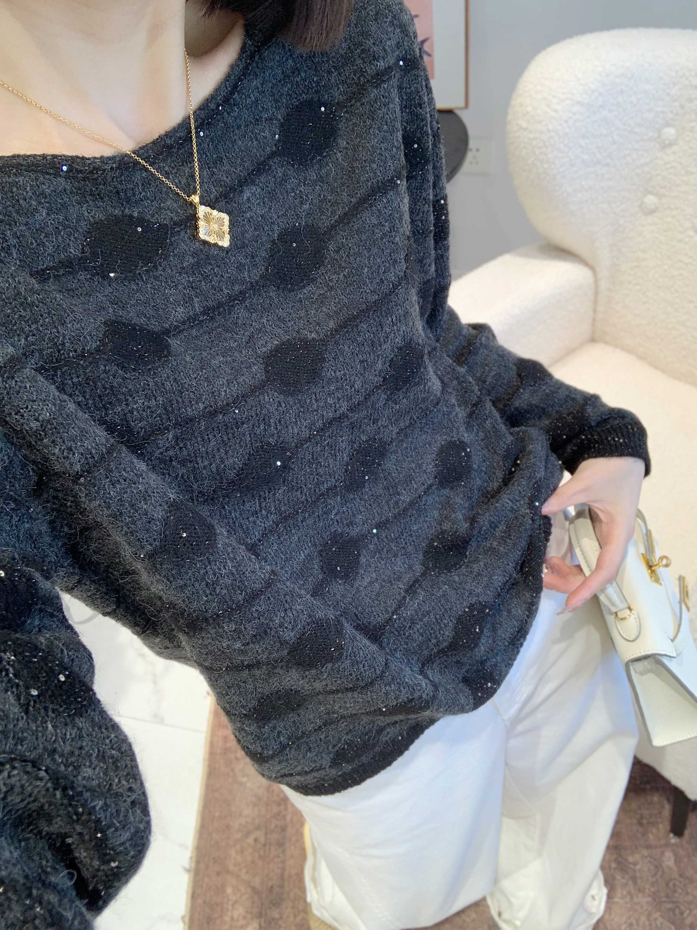 黑色圆领针织长袖女2026秋季新款显瘦减龄时髦设计感气质大码上衣