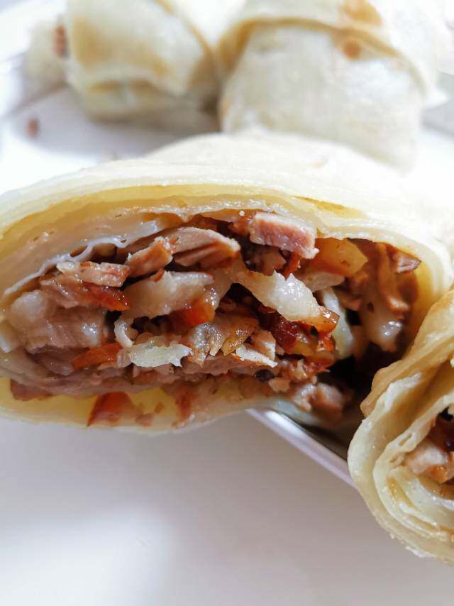 4个大饼卷肉。每个6两饼，4两熏肉。收到冷冻保存