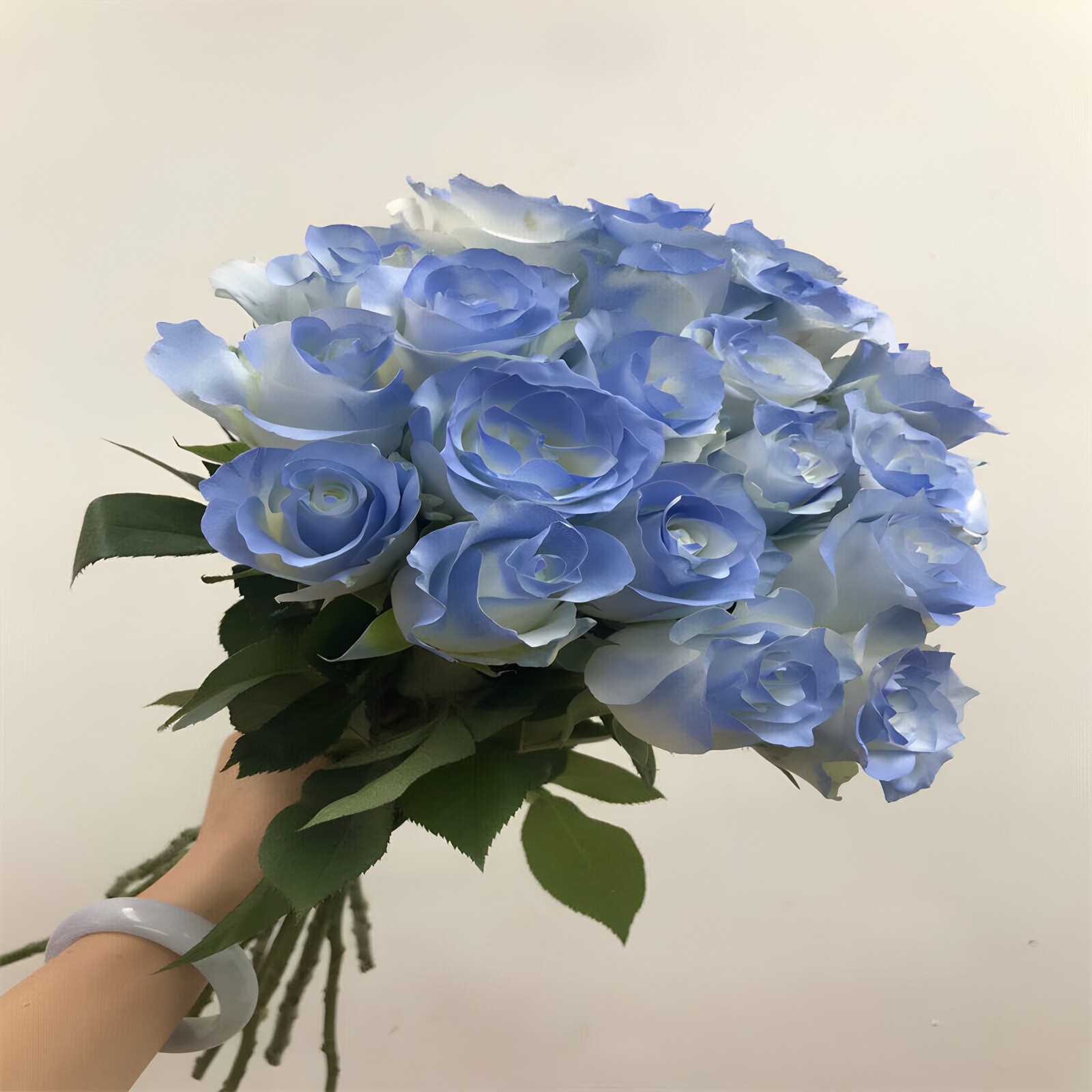 碎冰蓝玫瑰瓶插花七夕同城速递