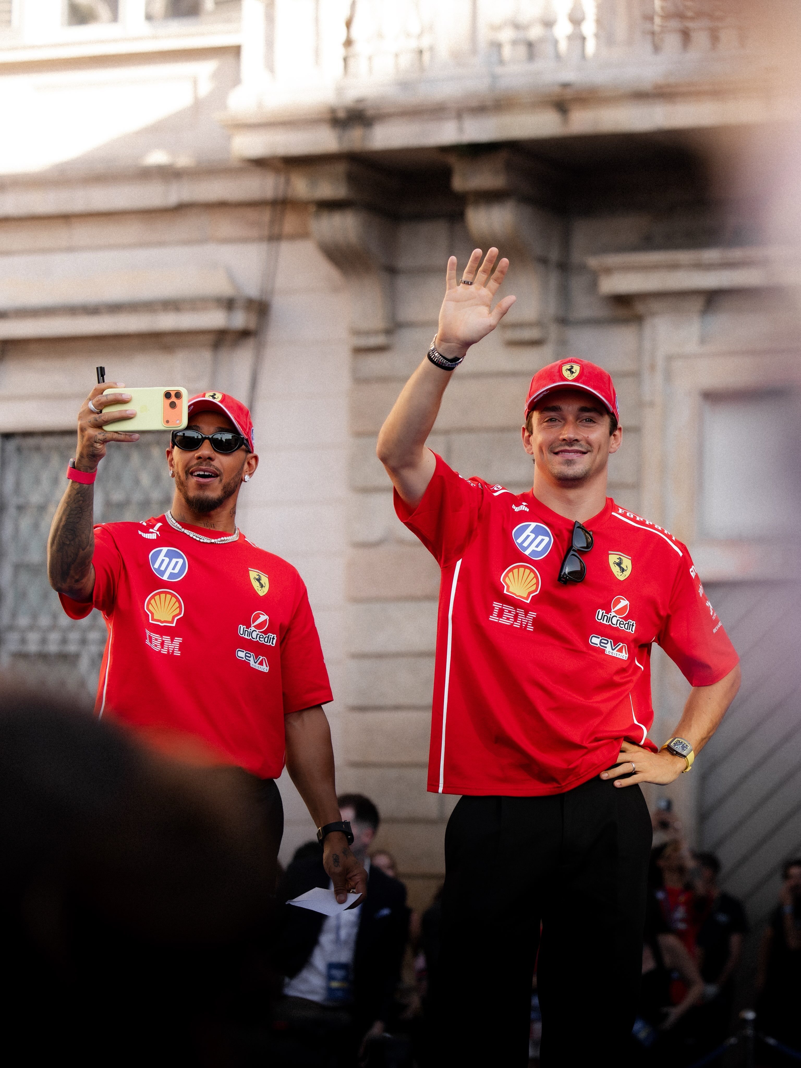Ferrari F1 yarış forması tişörtü, Leclerc 16 və Hamilton 44