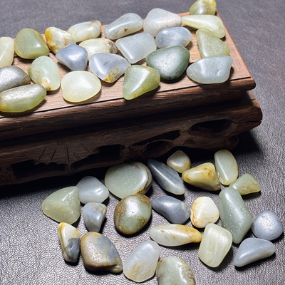 包邮新疆和田玉籽料真皮青白玉