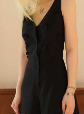 VEECO ZHAO黑色V领连体短裤春夏新品极简风夏季v领连衣短裤修身版