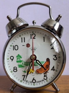 有滴答滴答声音的钻石牌机械闹钟全铜机芯银色外壳小双铃鸡吃米