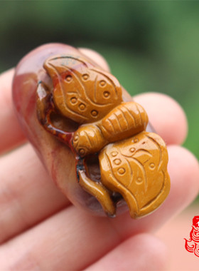 彩玉阿拉善玛瑙俏色精雕蝴蝶吊坠