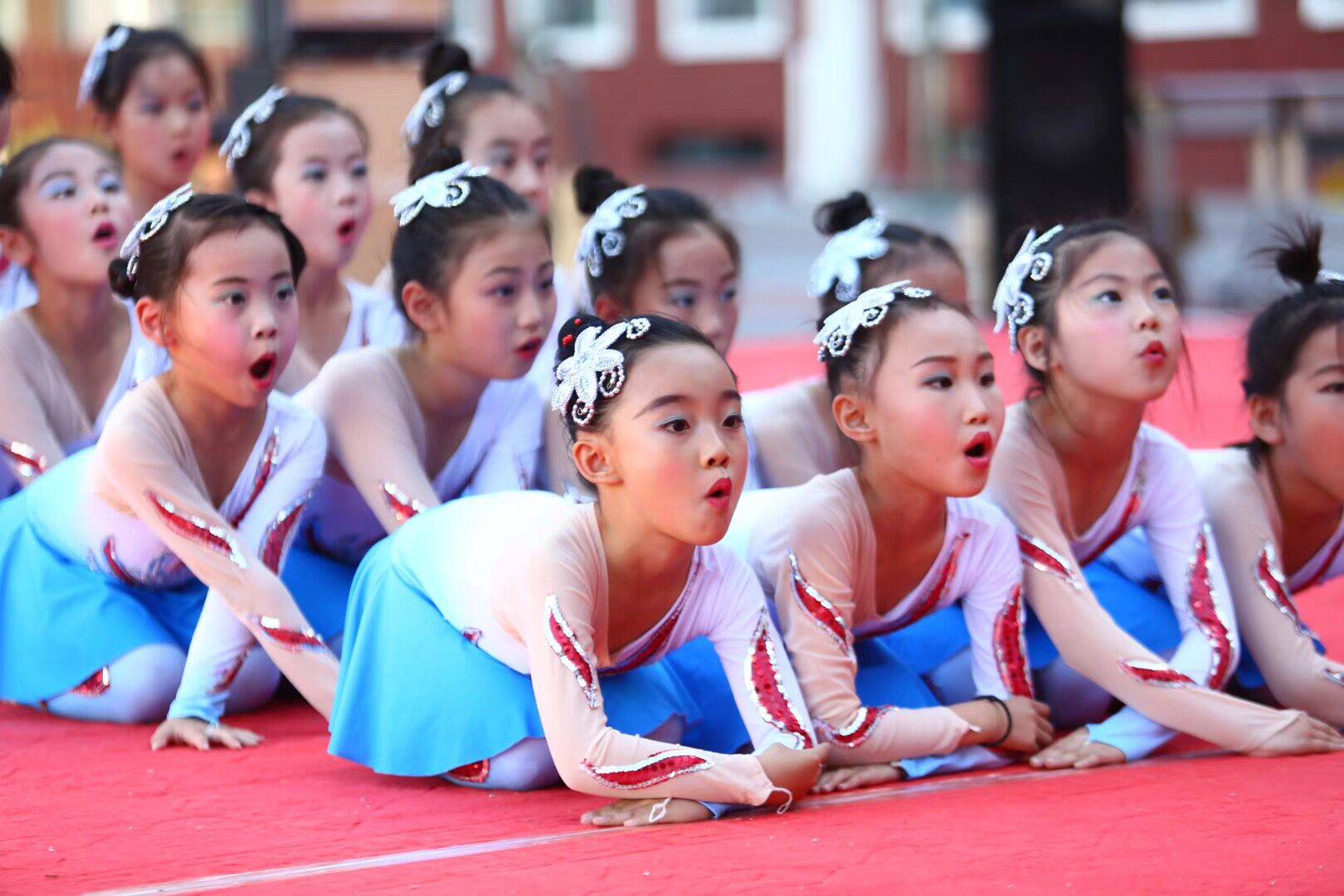 2019新款童装我要飞舞蹈服装演出服儿童现代舞民族舞舞台服装