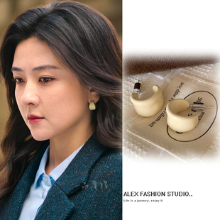罚罪2文江燕梁洁同款耳环简约高级感小众C形耳钉百搭时尚奶油耳饰