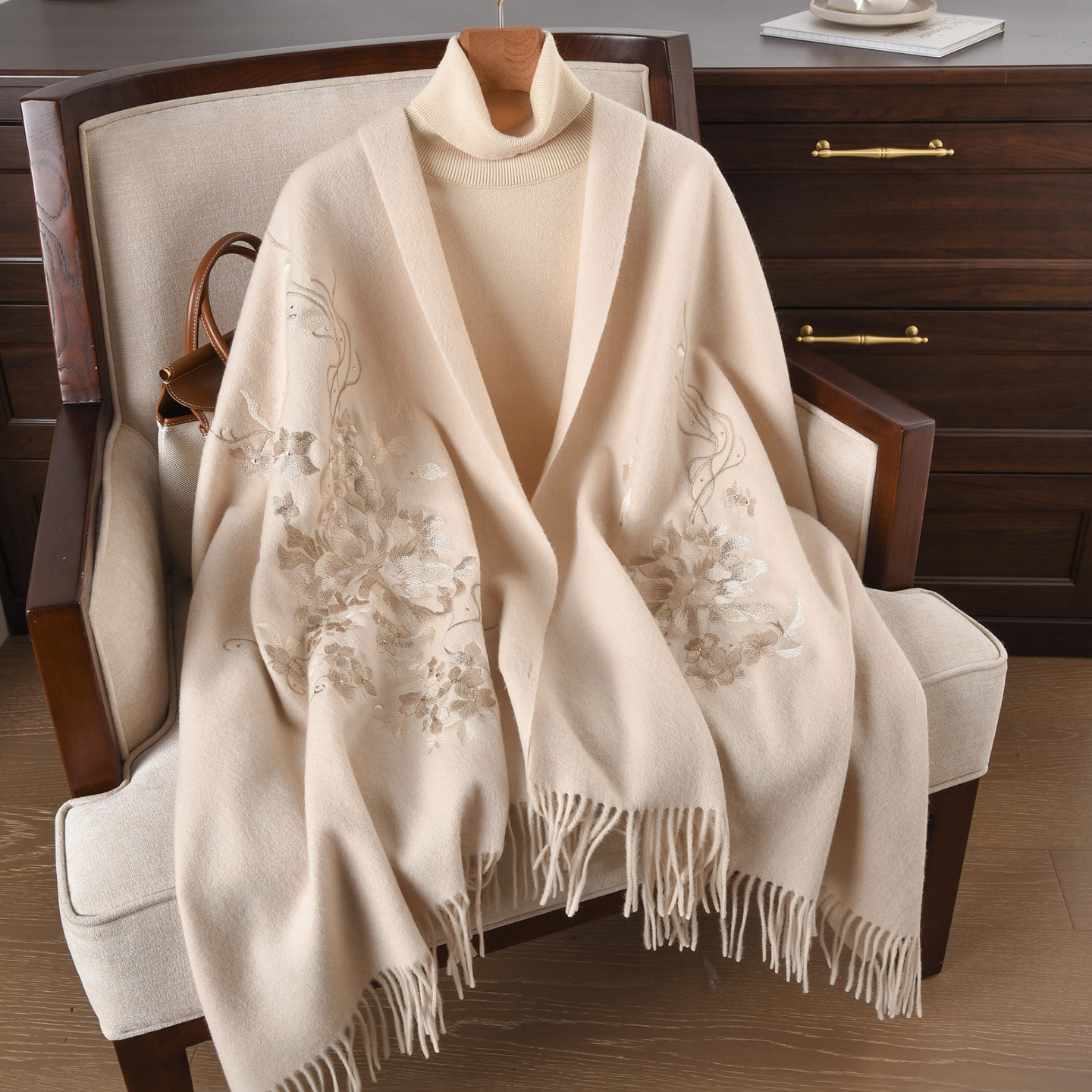 羊毛围巾女2025新款冬高级感羊绒旗袍大披肩送妈妈婆婆生日的礼物