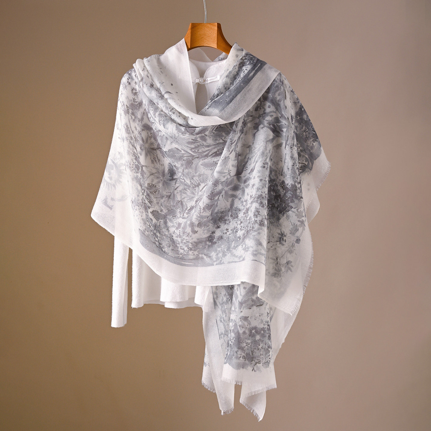 山羊绒丝巾围巾女款2026新款女士春季春秋披肩高端轻奢高级感薄款