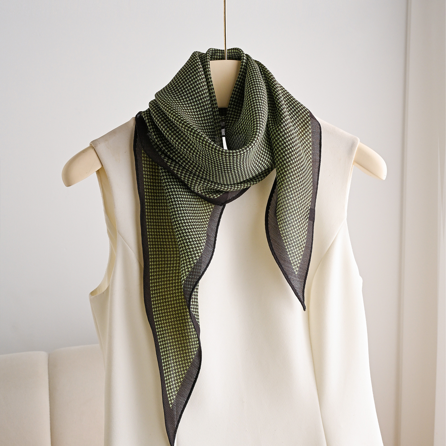 绿色真丝羊毛丝巾女2025新款三角小围巾薄长条系脖高级感护颈菱形