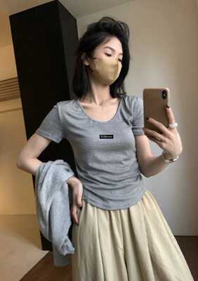 自带显瘦挺拔感的纯色T