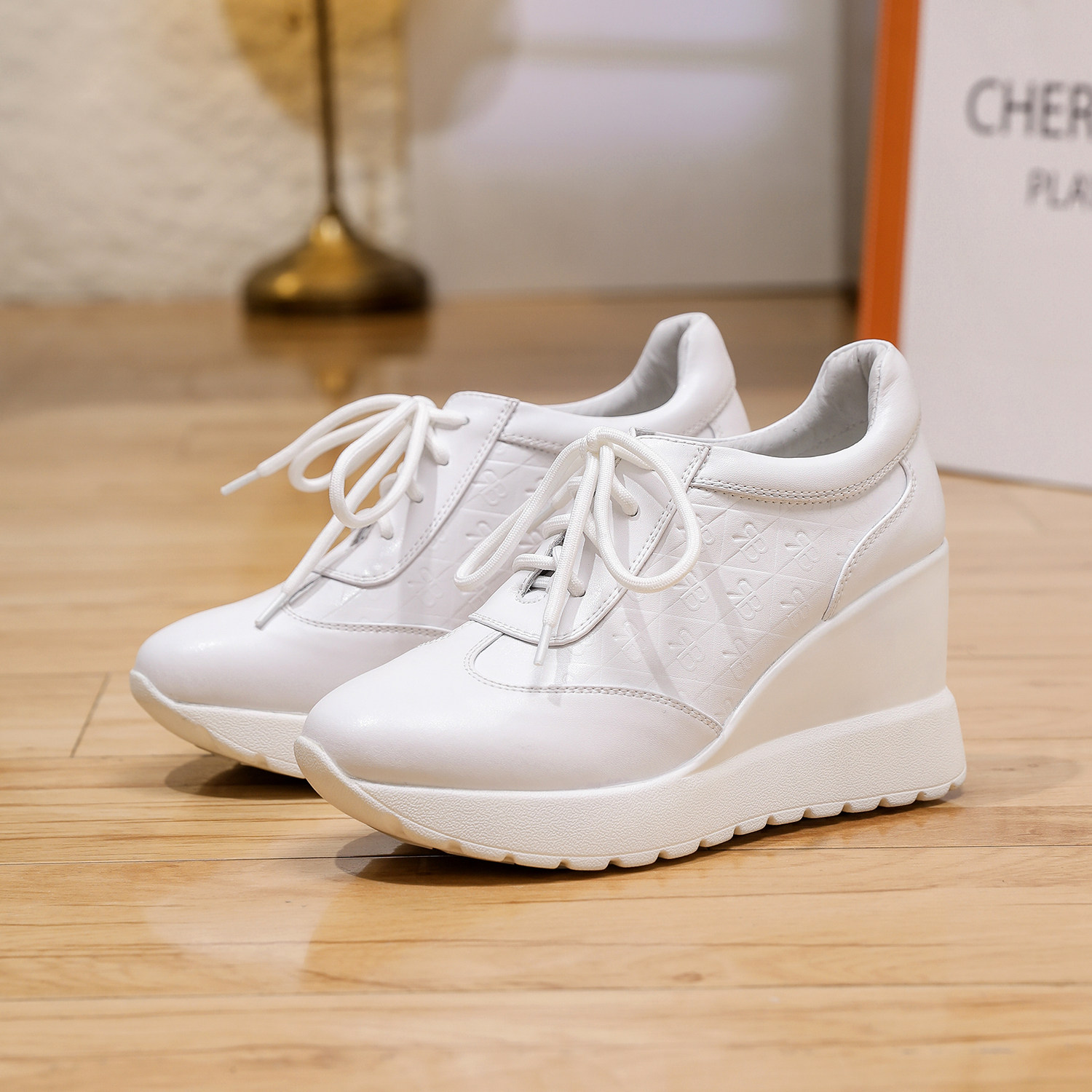 北西迪8CM白色真皮松糕鞋女春秋百搭小白鞋休闲系带厚底松糕鞋